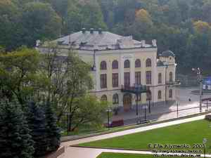 Фото Киева. Здание Национальной филармонии с Колонным залом имени Н. В. Лысенко (бывшее помещение Купеческого собрания).