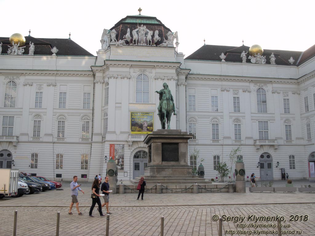 Вена (Vienna), Австрия (Austria). Фото. Josefsplatz. Национальная библиотека Австрии (Österreichische Nationalbibliothek),
расположена в помещениях дворца Хофбург (Hofburg Wien) - бывшей резиденции императорской семьи Габсбургов (Habsburger).