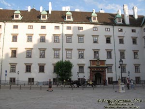 Вена (Vienna), Австрия (Austria). Фото. Площадь In der Burg (Innerer Burghof, Hofburg Wien). Вид на южный угол площади.