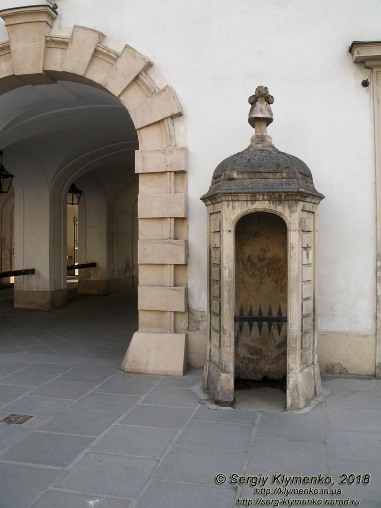 Вена (Vienna), Австрия (Austria). Фото. Площадь In der Burg (Innerer Burghof, Hofburg Wien). Вид на южный угол площади.