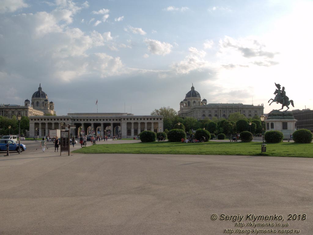 Вена (Vienna), Австрия (Austria). Фото. Площадь Героев - Хельденплац (Heldenplatz). 
Конная статуя эрцгерцога Карла (Erzherzog Karl - Reiterstatue) и Внешние крепостные ворота (Äußeres Burgtor).