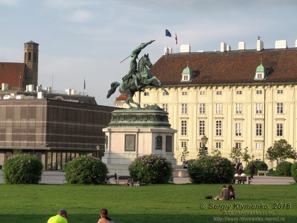 Вена (Vienna), Австрия (Austria). Фото. Площадь Героев - Хельденплац (Heldenplatz). 
Конная статуя эрцгерцога Карла (Erzherzog Karl - Reiterstatue) и Леопольдовский корпус (Leopoldinischen Trakt).