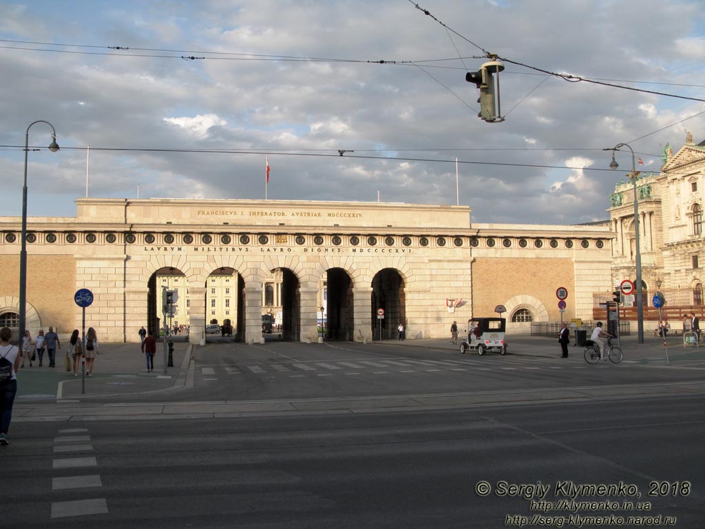 Вена (Vienna), Австрия (Austria). Фото. Площадь Марии Терезии (Maria-Theresien-Platz). Вид на Внешние крепостные ворота (Äußeres Burgtor).