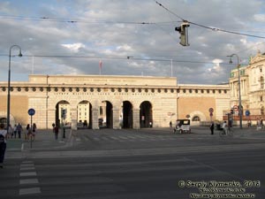 Вена (Vienna), Австрия (Austria). Фото. Площадь Марии Терезии (Maria-Theresien-Platz). Вид на Внешние крепостные ворота (Äußeres Burgtor).