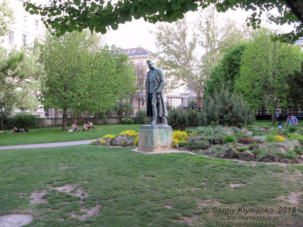 Вена (Vienna), Австрия (Austria). Фото. В Городском саду (Burggarten in Wien). Памятник Францу Иосифу I (Kaiser-Franz-Joseph-Denkmal).