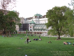 Вена (Vienna), Австрия (Austria). Фото. В Городском саду (Burggarten in Wien). Вид на «Пальмовый дом» (Palmenhaus) и здание библиотеки Хофбурга (Hofbibliothek).