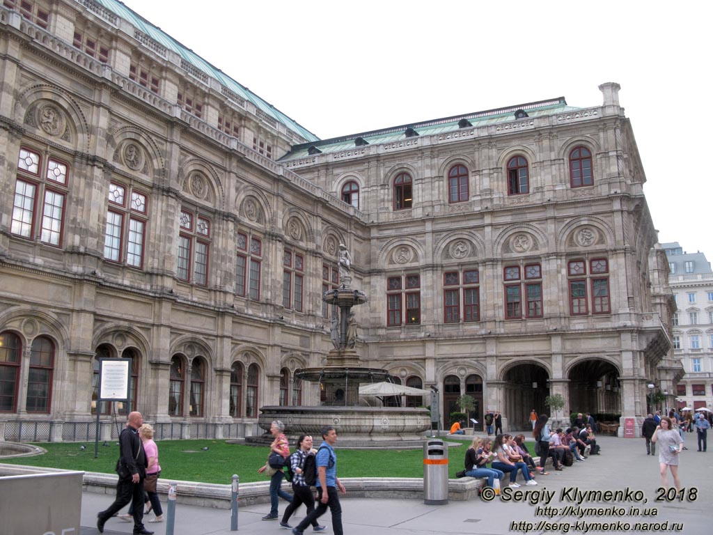 Вена (Vienna), Австрия (Austria). Фото. Венская государственная опера (Wiener Staatsoper). Вид от угла Opernring и Kärntner Straße.