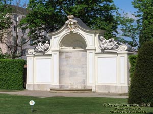 Вена (Vienna), Австрия (Austria). Фото. Дворцовый комплекс Бельведер (Schloss Belvedere). Фонтан-родничок у входа в Сад Бельведера (Belvederegarten).