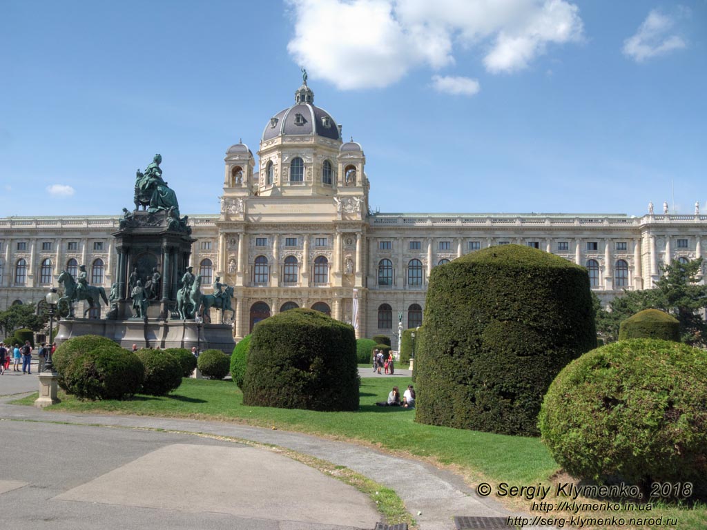 Вена (Vienna), Австрия (Austria). Фото. Площадь Марии Терезии (Maria-Theresien-Platz). Музей естественной истории (Naturhistorisches Museum Wien) и памятник Марии Терезии (Maria-Theresien-Denkmal).