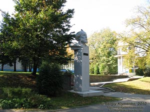 Фото Минска. В парке им. Горького. Памятник Константину Эдуардовичу Циолковскому.