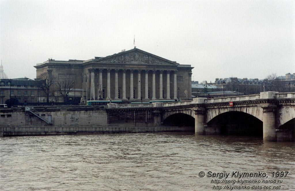 Париж. "Assemblee Nationale"; справа - мост "de la Concorde".