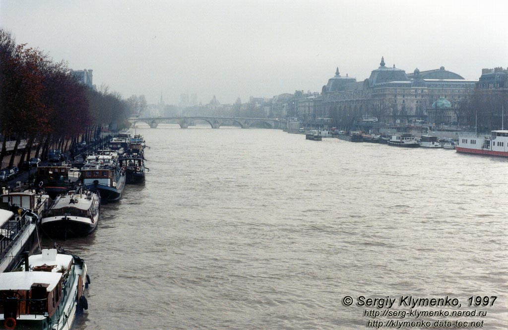 Париж. Вид с моста "de la Concorde" на Сену; справа вдали - Музей д`Орсэ (Musee d'Orsay).