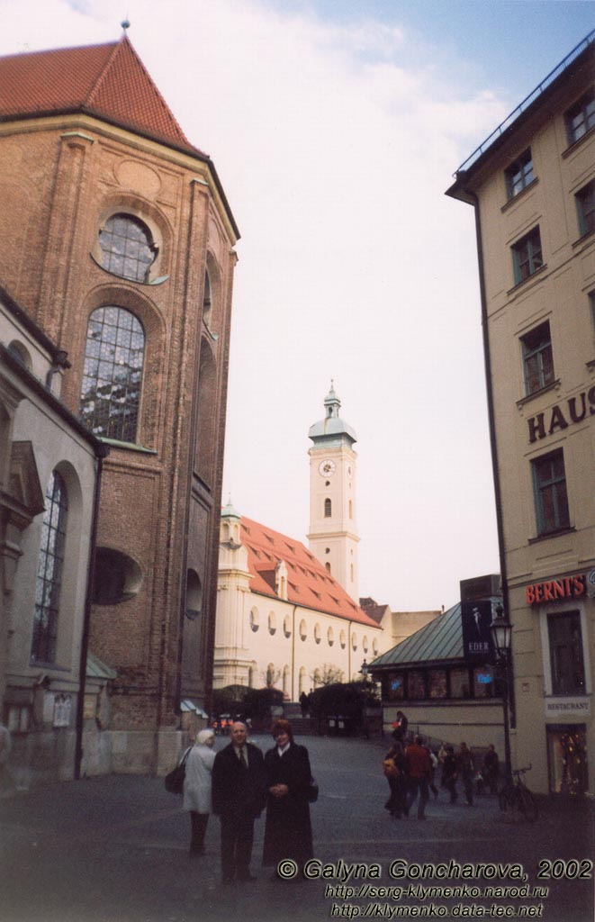 Мюнхен. Вид на храм Святого Духа (Heiliggeistkirche). Слева - здание церкви святого Петра (Peterskirche).
