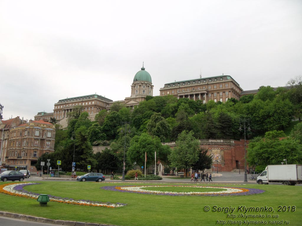 Будапешт (Budapest), Венгрия (Magyarország). Фото. Буда. Площадь Адама Кларка (Clark Ádám tér). На холме - Замок Буда (Budavári Palota).