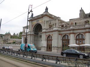Будапешт (Budapest), Венгрия (Magyarország). Фото. Замковый (Варкертский) базар (Várkert Bazár) на площади Миклоша Ибля (Ybl Miklós tér).