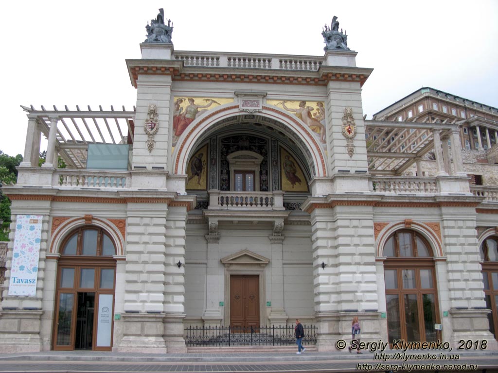 Будапешт (Budapest), Венгрия (Magyarország). Фото. Замковый (Варкертский) базар (Várkert Bazár) на площади Миклоша Ибля (Ybl Miklós tér).