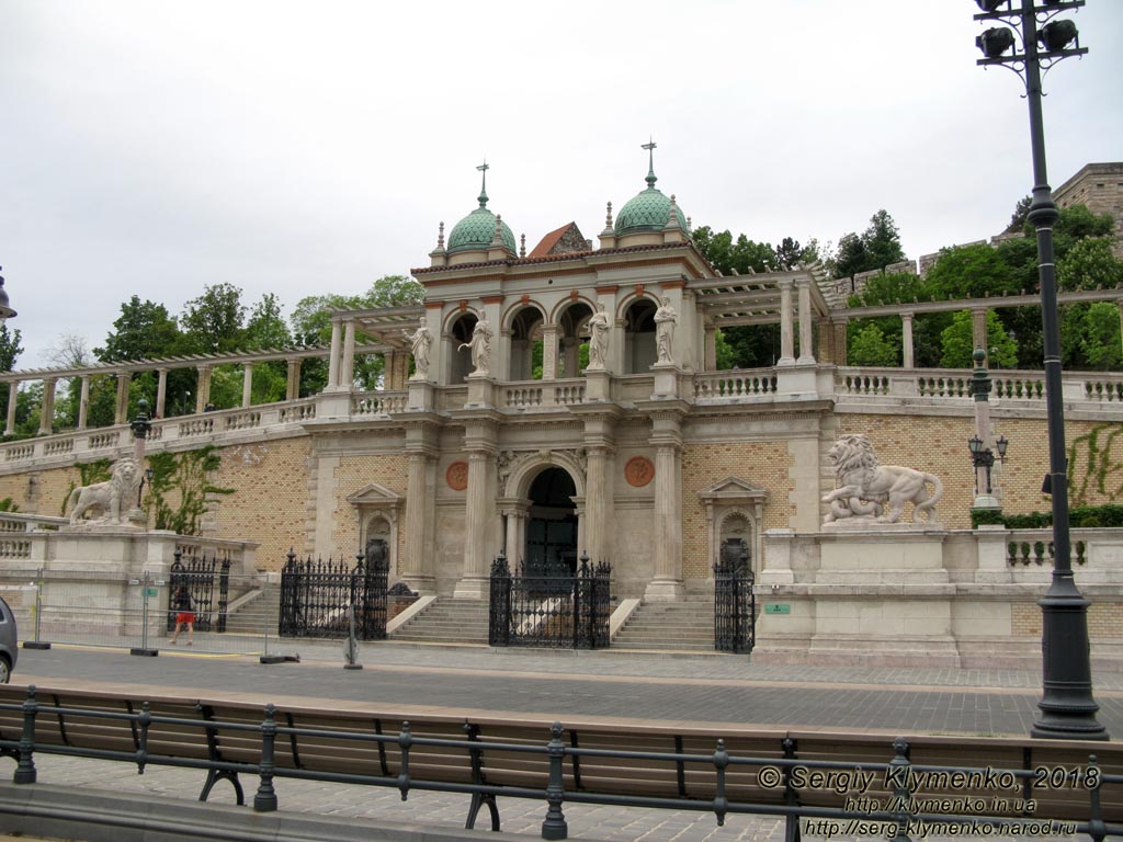 Будапешт (Budapest), Венгрия (Magyarország). Фото. Замковый (Варкертский) базар (Várkert Bazár) на площади Миклоша Ибля (Ybl Miklós tér).