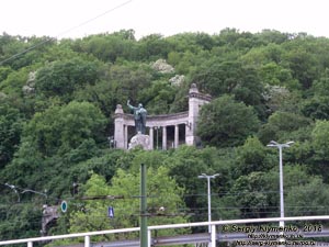 Будапешт (Budapest), Венгрия (Magyarország). Фото. Буда, площадь Дёбрентеи (Döbrentei tér), Холм Геллерта (Gellért-hegy) и статуя Святого Геллерта (Szent Gellért-szobor).