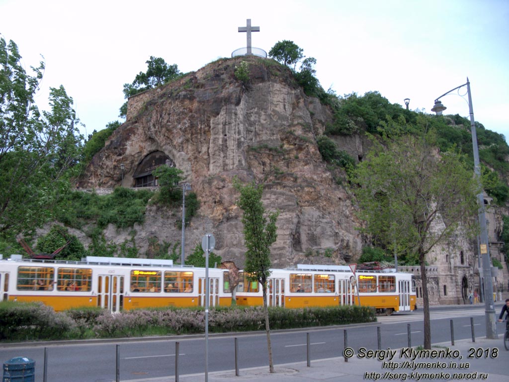 Будапешт (Budapest), Венгрия (Magyarország). Фото. Буда, вдоль Szent Gellért rkp. - трамвай «Татра». Крест холма Геллерта (Gellért-hegyi kereszt), пещера холма Геллерта (Gellérthegyi-barlang).