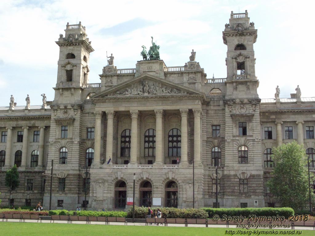 Будапешт (Budapest), Венгрия (Magyarország). Фото. Площадь Лайоша Кошута (Kossuth Lajos tér). Дворец правосудия (Igazságügyi palota).