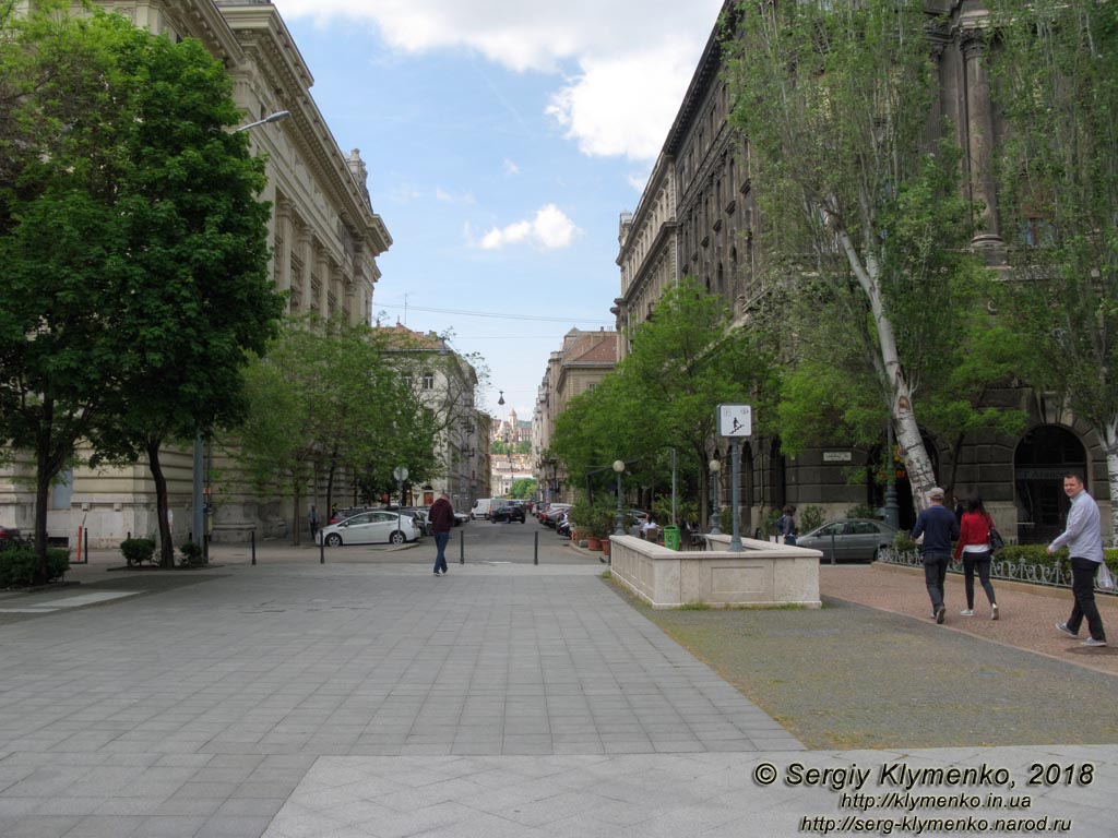 Будапешт (Budapest), Венгрия (Magyarország). Фото. Площадь Свободы (Szabadság tér). Вид вдоль улицы Zoltán (Zoltán u.) в сторону Дуная и Буды.