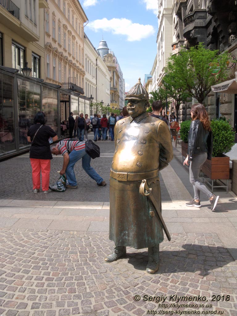 Будапешт (Budapest), Венгрия (Magyarország). Фото. Статуя полицейского (a közrendőr zsáner szobra) на углу улиц Október 6 (Október 6. u.) и Zrínyi (Zrínyi u.)