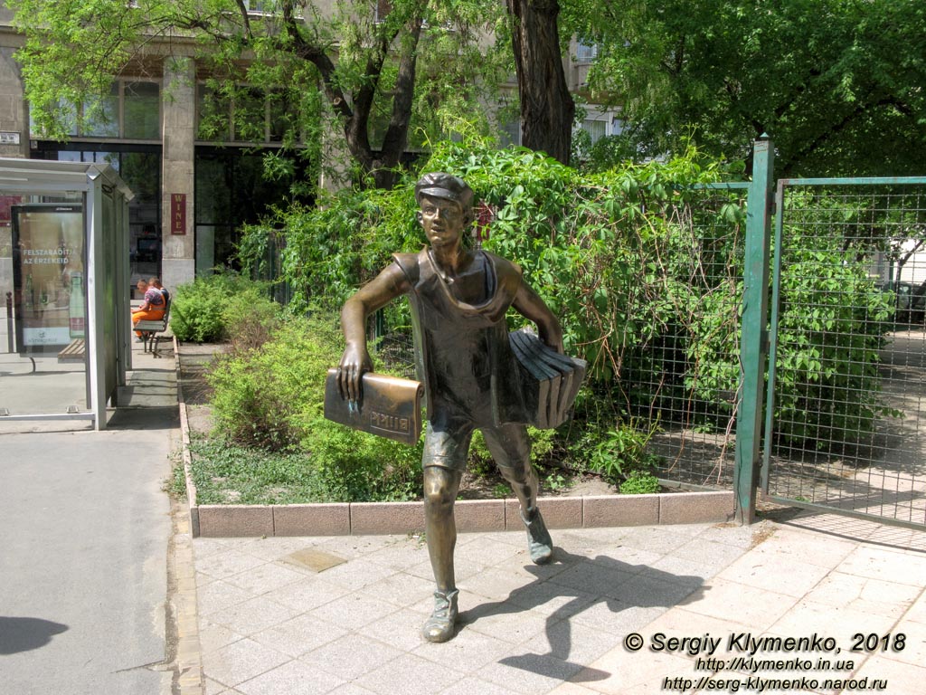 Будапешт (Budapest), Венгрия (Magyarország). Фото. Пешт. Возле сквера на площади Хильда (Hild tér park). Статуя мальчишки - разносчика газет (Rikkancs szobor).