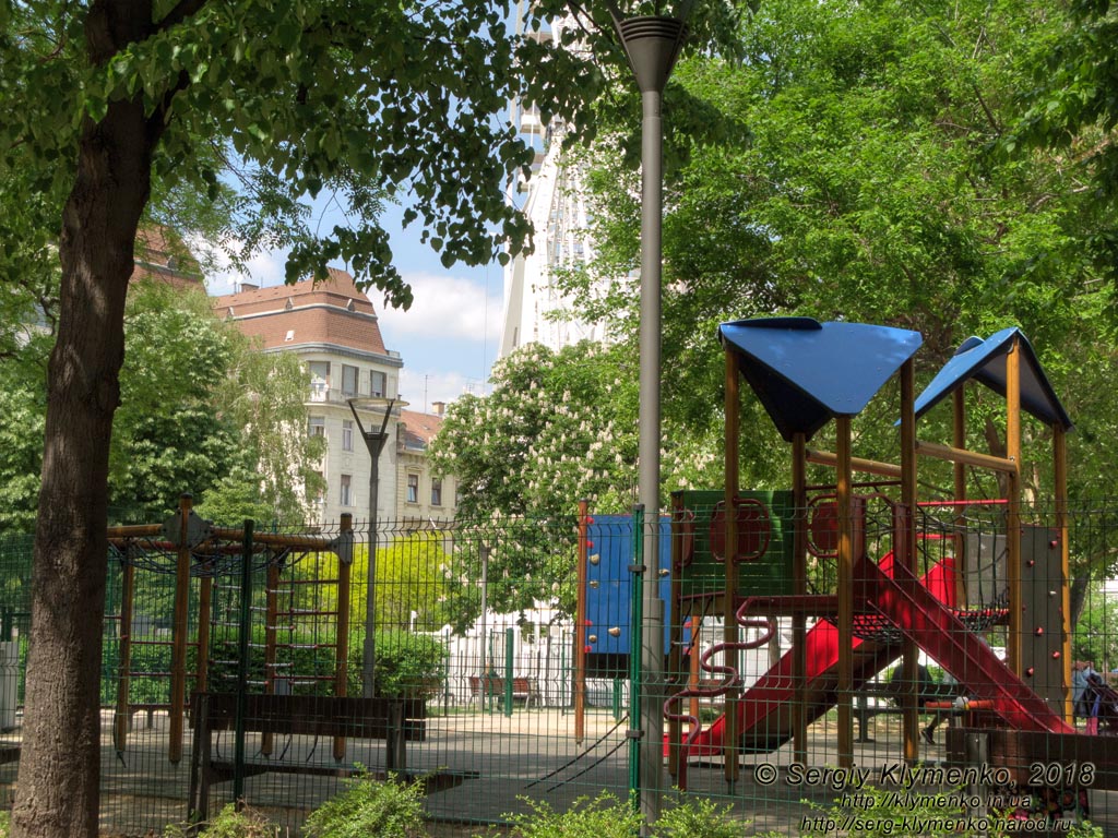 Будапешт (Budapest), Венгрия (Magyarország). Фото. Пешт. Площадь Елизаветы (Erzsébet tér). Детская игровая площадка (Erzsébet téri játszótér).