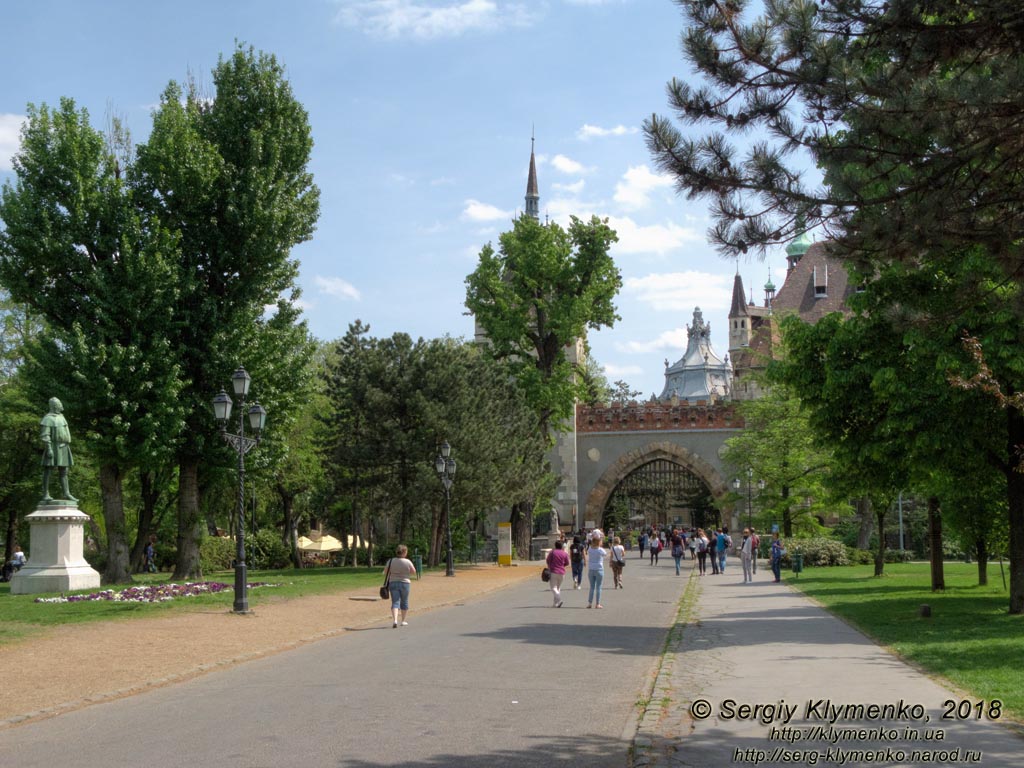 Будапешт (Budapest), Венгрия (Magyarország). Фото. Замок Вайдахуньяд (Vajdahunyad vára). Ворота и надвратные башни.