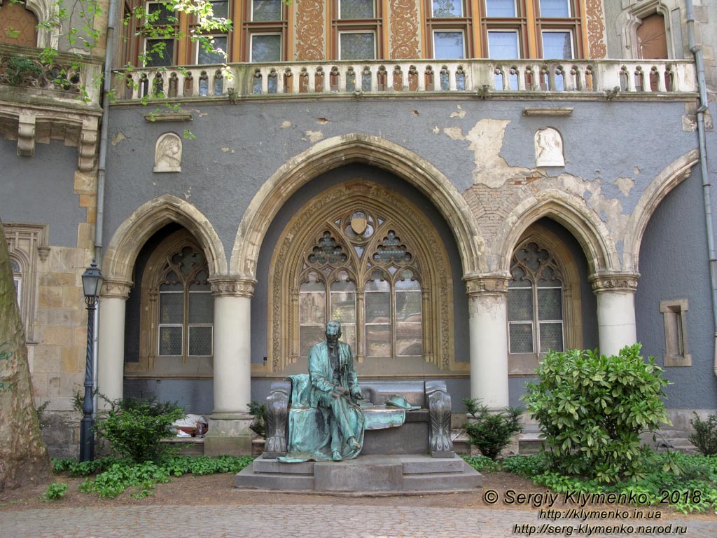 Будапешт (Budapest), Венгрия (Magyarország). Фото. Замок Вайдахуньяд (Vajdahunyad vára). Памятник венгерскому политику графу Шандору Каройи (Gróf Károlyi Sándor szobra).