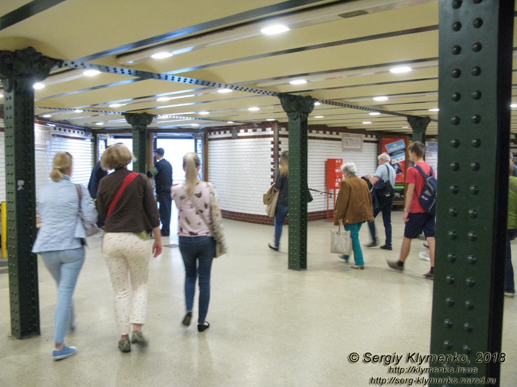 Будапешт (Budapest), Венгрия (Magyarország). Фото. На станции «Площадь Героев» (Hősök tere metróállomás) линии M1 («жёлтой») Будапештского метрополитена.