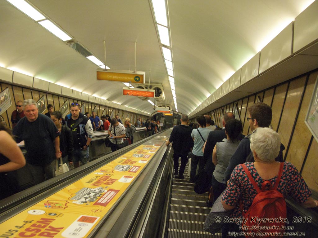 Будапешт (Budapest), Венгрия (Magyarország). Фото. Станция «Площадь Деака Ференца» (Deák Ferenc tér metróállomás), на эскалаторе между платформами линий M1 и M2 Будапештского метрополитена.