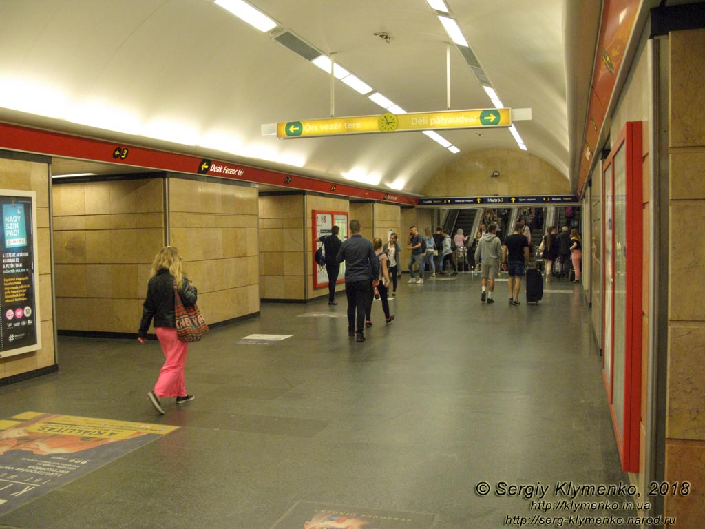 Будапешт (Budapest), Венгрия (Magyarország). Фото. Станция «Площадь Деака Ференца» (Deák Ferenc tér metróállomás) линии M2 («красной») Будапештского метрополитена.