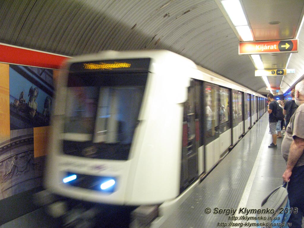 Будапешт (Budapest), Венгрия (Magyarország). Фото. Станция «Площадь Деака Ференца» (Deák Ferenc tér metróállomás) линии M2 («красной») Будапештского метрополитена.