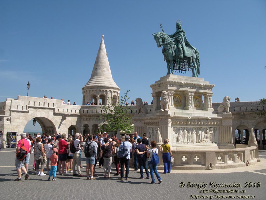 Будапешт (Budapest), Венгрия (Magyarország). Фото. Буда. Статуя Святого Иштвана (Szent István lovasszobra) на Южном Рыбацком бастионе (Déli Halaszbastya).