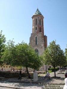 Будапешт (Budapest), Венгрия (Magyarország). Фото. Буда, Капистранская площадь (Kapisztrán tér). Башня церкви Марии Магдалины (Mária Magdolna-templom tornya).