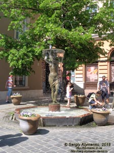 Будапешт (Budapest), Венгрия (Magyarország). Фото. Буда, вдоль улицы Tárnok (Tárnok utca). Декоративный фонтан «Игра с водой» (Vízjáték-szobor és díszkút).