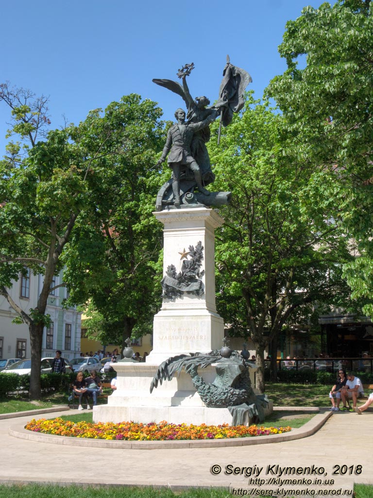 Будапешт (Budapest), Венгрия (Magyarország). Фото. Буда, вдоль площади Dísz (Dísz tér). Памятник событиям национально-освободительной войны в Венгрии 1848-1849 годов (Honvéd-szobor).