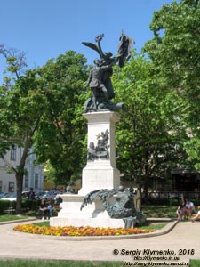 Будапешт (Budapest), Венгрия (Magyarország). Фото. Буда, вдоль площади Dísz (Dísz tér). Памятник событиям национально-освободительной войны в Венгрии 1848-1849 годов (Honvéd-szobor).