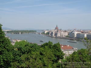 Будапешт (Budapest), Венгрия (Magyarország). Фото. Вид на Дунай, Пешт и здание парламента Венгерии (Országház) от Будайской крепости (Budai Vár).