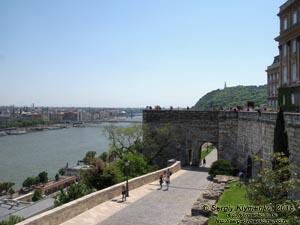 Будапешт (Budapest), Венгрия (Magyarország). Фото. Вид на Дунай и Пешт от Королевского двореца (Budavári Palota).