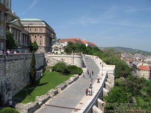 Будапешт (Budapest), Венгрия (Magyarország). Фото. Будайская крепость (Budai Vár). Вид на оборонные сооружения от Королевского дворца (Budavári Palota).