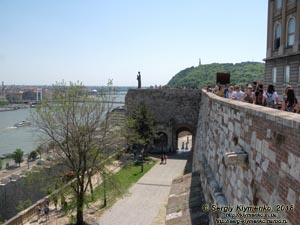 Будапешт (Budapest), Венгрия (Magyarország). Фото. Будайская крепость (Budai Vár). Вид на оборонные сооружения от Королевского дворца (Budavári Palota).