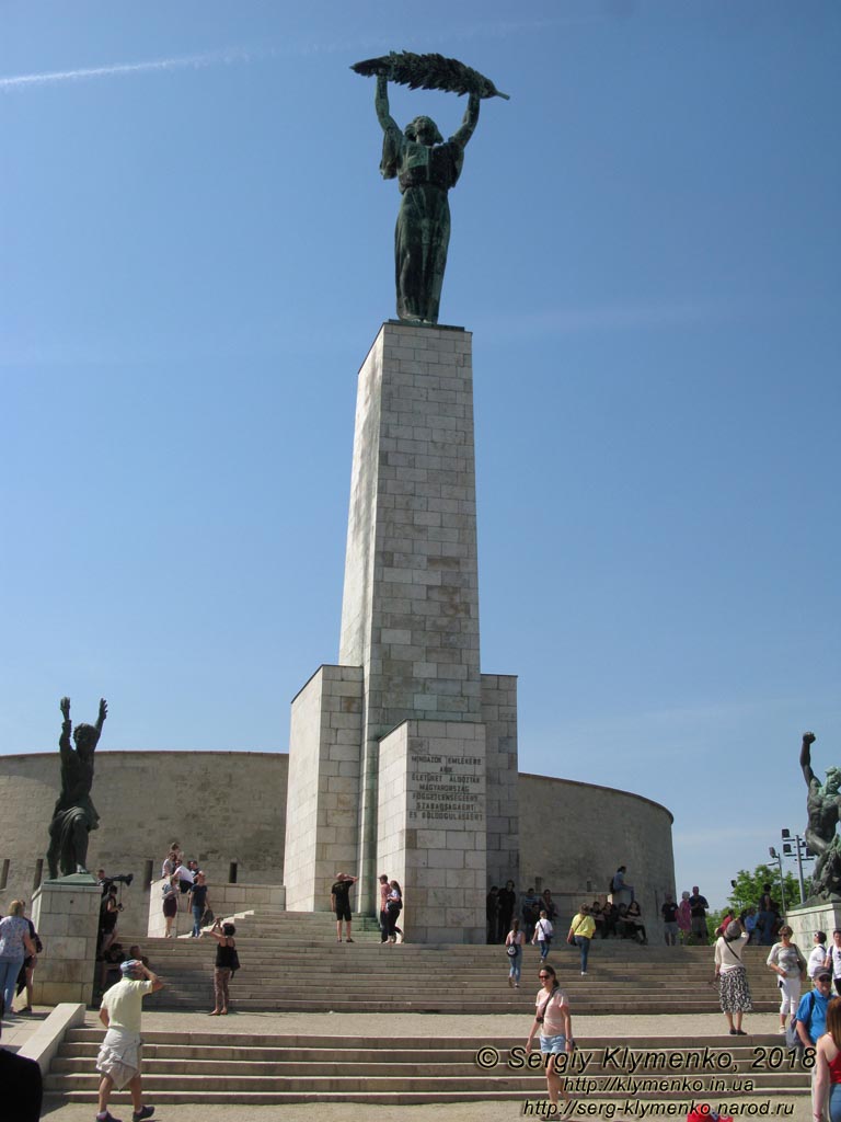 Будапешт (Budapest), Венгрия (Magyarország). Фото. Буда. Монумент Свободы (Szabadság-szobor) на вершине холма Геллерта (Gellért-hegy).