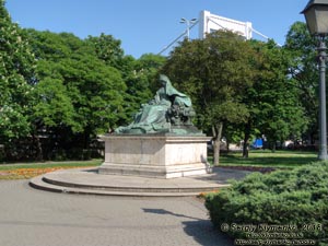 Будапешт (Budapest), Венгрия (Magyarország). Фото. Буда. Площадь Дёбрентеи (Döbrentei tér). Статуя королевы Эржебет (Erzsébet királyné szobra).