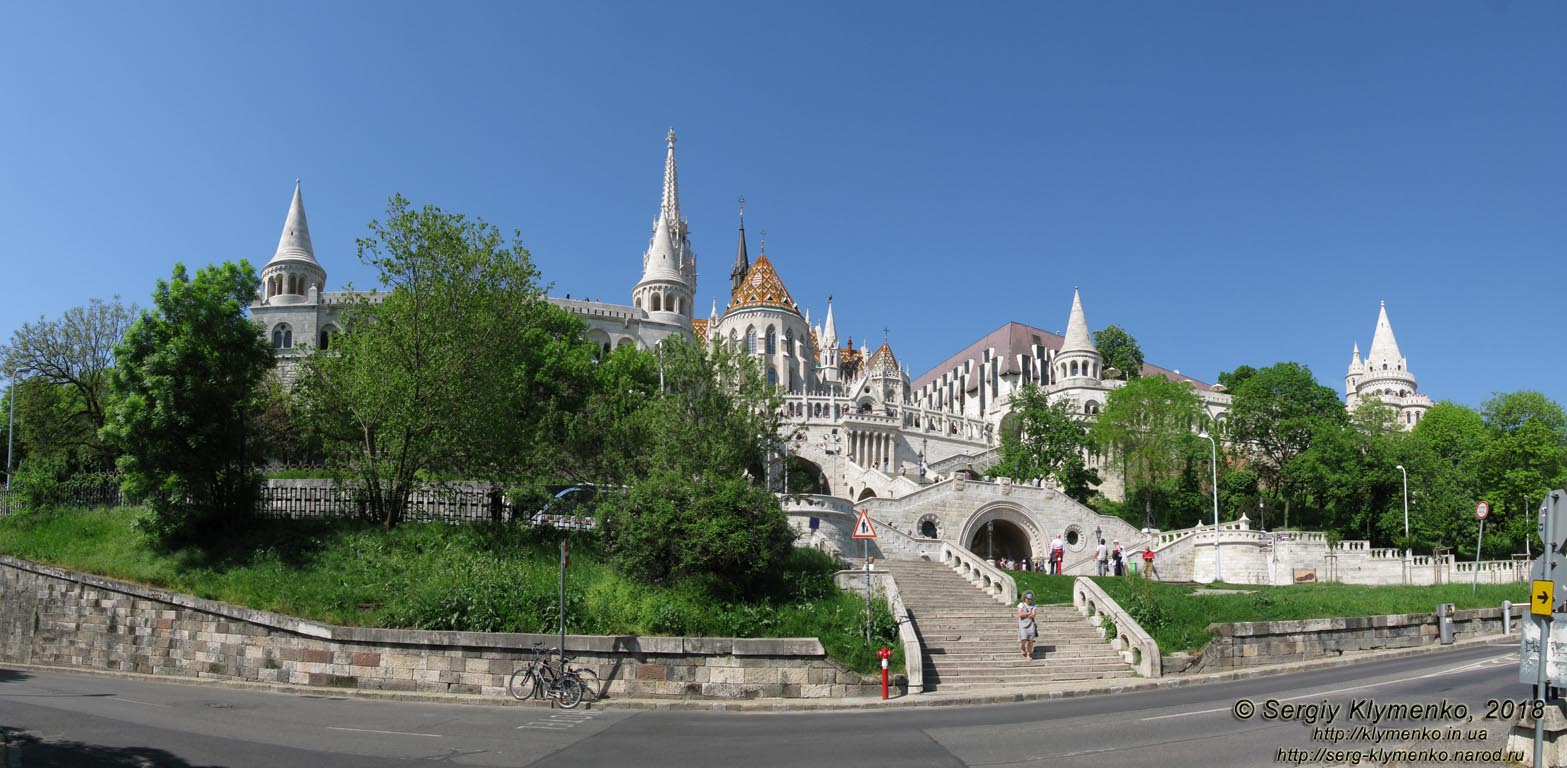 Будапешт (Budapest), Венгрия (Magyarország). Фото. Буда. Общий вид на Рыбацкий бастион (Halászbástya) и церковь Матьяша (Mátyás-templom). Панорама ~120°.