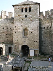 Молдавия. Фото. Сорокская крепость, надвратная башня, вид изнутри крепости.
