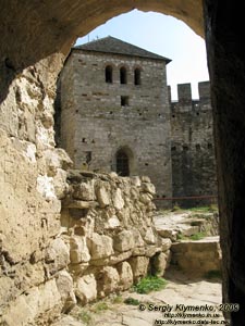 Молдавия. Фото. Сорокская крепость, надвратная башня, вид изнутри крепости.