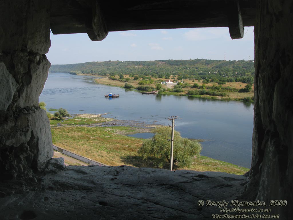 Молдавия. Фото. Сорокская крепость, вид на реку Днестр из круглой крепостной башни.