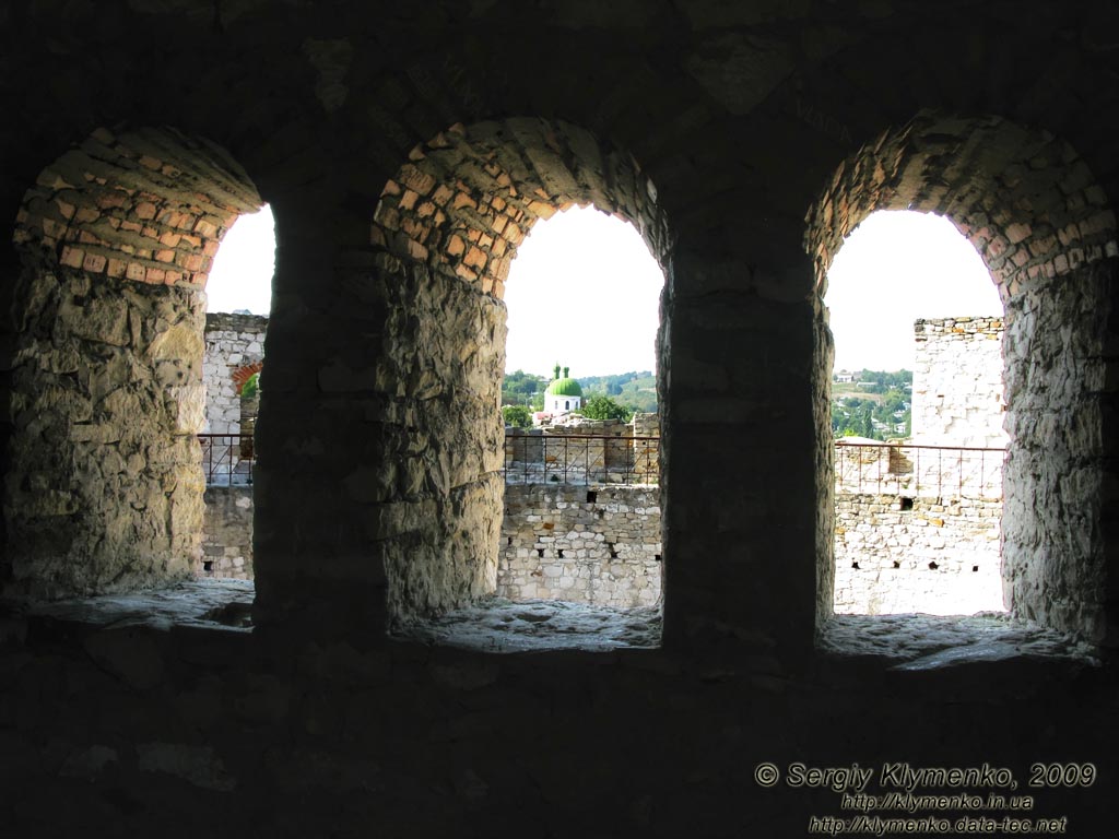 Молдавия. Фото. Сорокская крепость, верхний этаж надвратной башни крепости, виды изнутри.